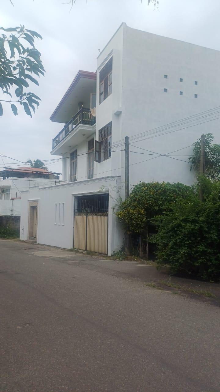 MODERN 3-STORY HOUSE FOR SALE IN KIRULAPONA – COLOMBO 06*