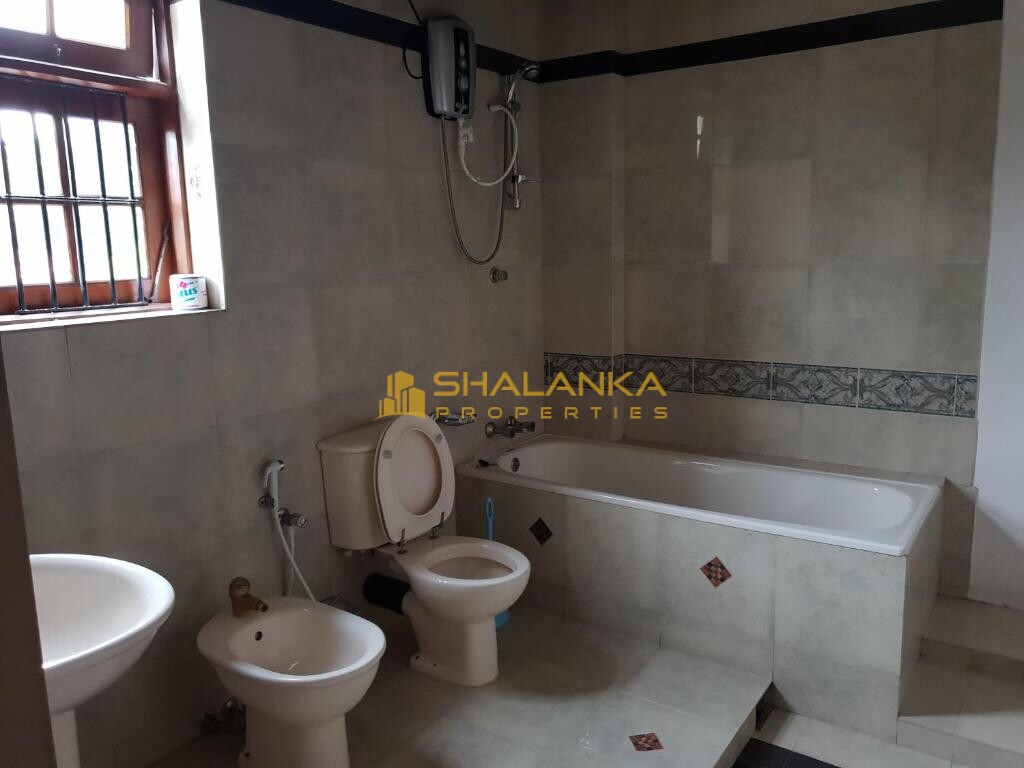 Ice Berg, No.09 Mallika Mawatha, off Templer's Road, 10350 Mount Lavinia