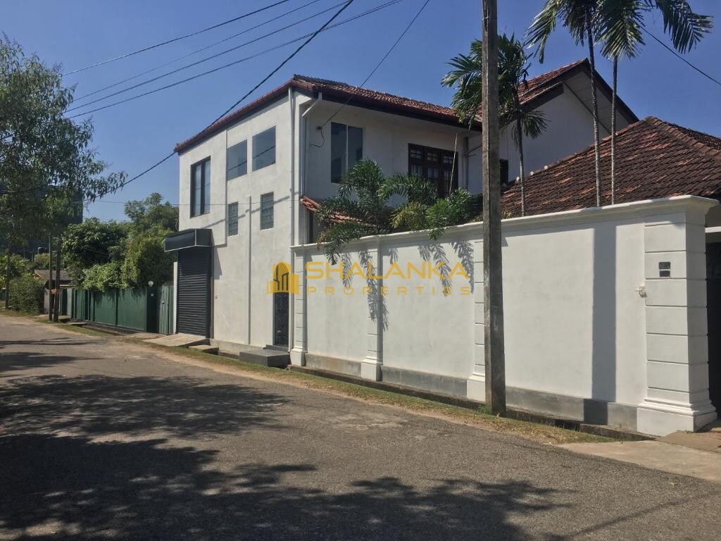 Ice Berg, No.09 Mallika Mawatha, off Templer's Road, 10350 Mount Lavinia