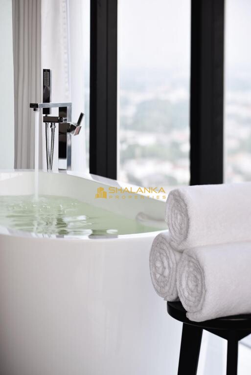 Mövenpick Hotel Colombo, No. 24, Dharmapala Mawatha, Kollupitiya, Colombo 3