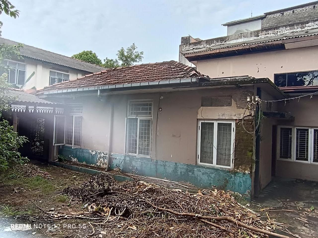 Land with an old house for sale at wellawatta