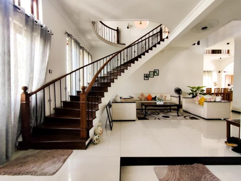 Luxury house with furniture and commercial buildings for sale  in   Alawwa